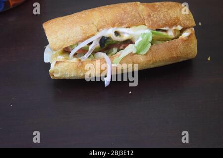 Hamburger fait avec du pain italien et des morceaux de tandoori de poulet Banque D'Images