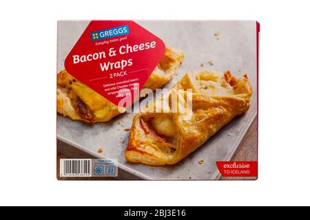 Boîte de bacon et de fromage Greggs enveloppés exclusivement à l'Islande isolée sur fond blanc Banque D'Images