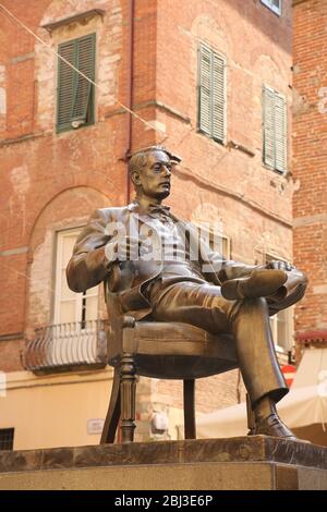 Statue de Puccini sur la Piazza Cittadella créée par Vito Tongiani, Lucca, Tuscary, Italie. Banque D'Images