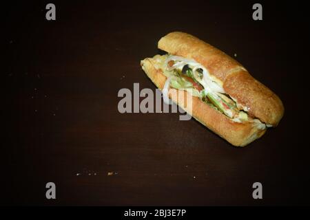 Hamburger fait avec du pain italien et des morceaux de tandoori de poulet Banque D'Images