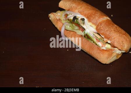 Hamburger fait avec du pain italien et des morceaux de tandoori de poulet Banque D'Images