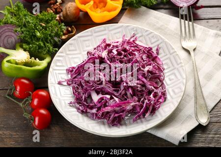Salade de chou rouge servie sur la fermeture de la plaque Banque D'Images
