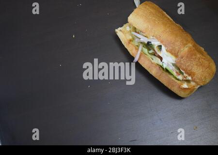 Hamburger fait avec du pain italien et des morceaux de tandoori de poulet Banque D'Images