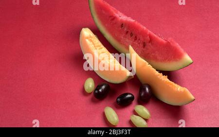 Naturel biologique différents types de fruits frais mûrs juteux et espace pour le texte sur la table. Vue de dessus, concepts d'agriculture. Banque D'Images