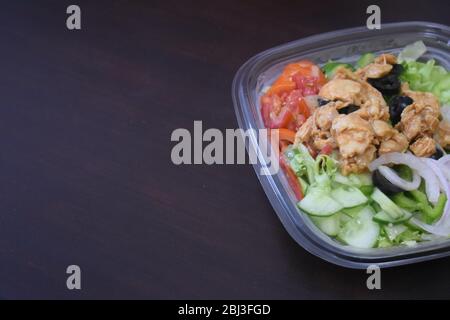 Salade de poulet Tikka avec espace pour ajouter du texte Banque D'Images