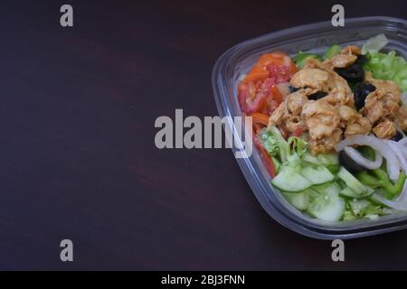 Salade de poulet Tikka avec espace pour ajouter du texte Banque D'Images