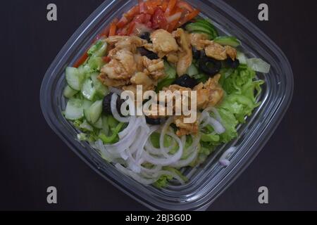 Salade de poulet Tikka avec espace pour ajouter du texte Banque D'Images