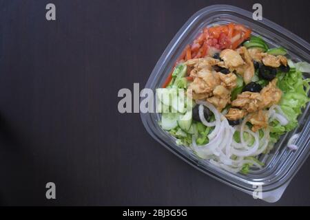 Salade de poulet Tikka avec espace pour ajouter du texte Banque D'Images