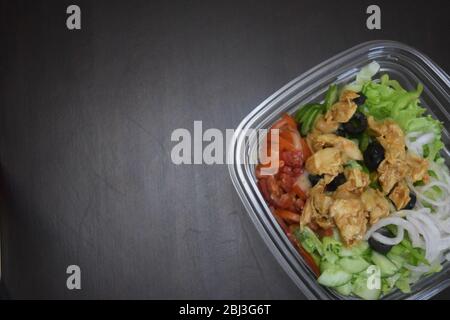 Salade de poulet Tikka avec espace pour ajouter du texte Banque D'Images