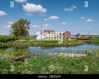 Une station de pompage sur la vieille rivière West près de Willingham Cambridgeshire UK était utilisée pour drainer les fens. Banque D'Images