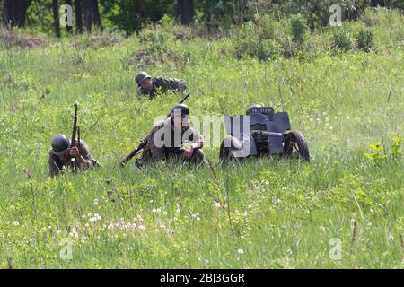 Kiev, Ukraine - 09 mai 2018: Des soldats de Wehrmacht avec des armes anti-char combattent. La reconstruction historique dans un anniversaire de la victoire dans le monde Banque D'Images