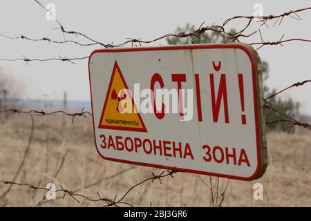 Panneau d'avertissement dans la zone de Tchernobyl en Ukraine: Arrêter!une zone restreinte! Banque D'Images