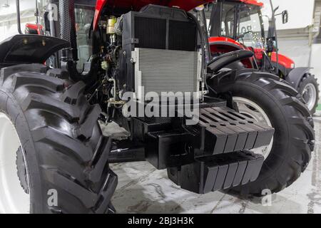 Tracteur avec capot ouvert dans le hall d'exposition. Industrie Banque D'Images