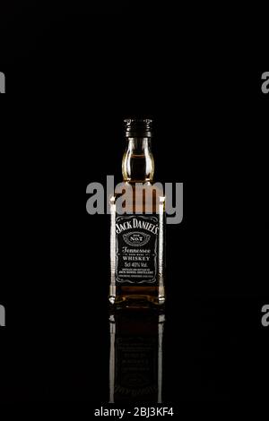 Moscou/Russie-2/4/20 : une miniature du whisky de Jack Daniel dans le Tennessee. Jack Daniel's est une marque de whisky du Tennessee et le fouet américain le plus vendu Banque D'Images