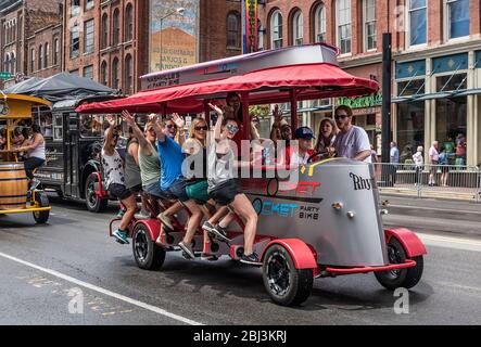 Le vélo de fête à roue dentée Rocket descend à Broadway à Nashville, dans le Tennessee. Banque D'Images