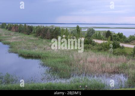 Route de campagne traversant un lac Banque D'Images