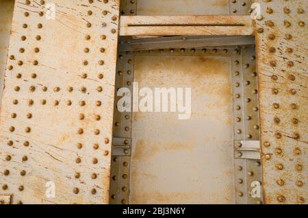Gros plan des rivets sur les poutres en acier d'un pont ferroviaire britannique à Seasalter, Kent, Angleterre Banque D'Images