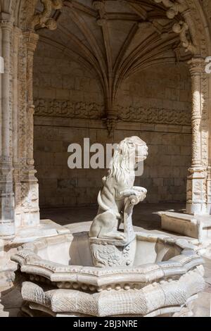 Fontaine d'eau avec statue de lion au célèbre monastère de Jeronimos - Mosteiro dos Jeronimos à Lisbonne, Portugal Banque D'Images