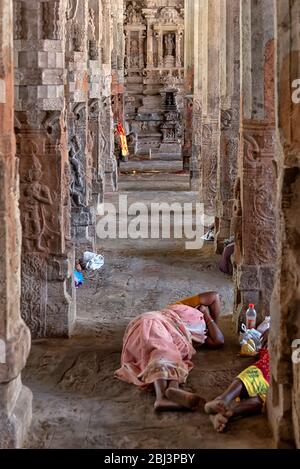 Srirangam, Inde - 22 août 2018 : pèlerins se reposant sur le sol dans le temple de Ranganathaswamy Banque D'Images