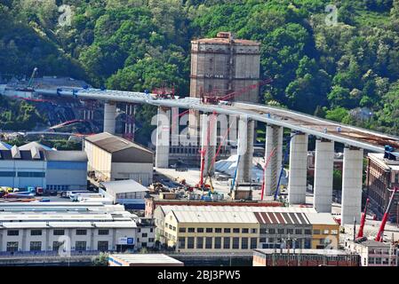 Les derniers travaux de reconstruction sur le nouveau pont routier (ex morandi) qui s'est effondré en août 2018 26 avril 2020 Gênes Italie Banque D'Images