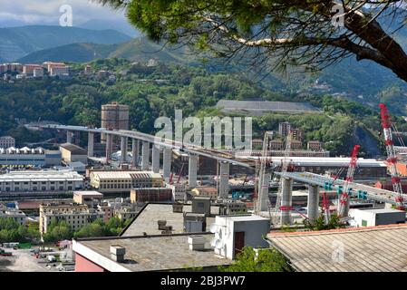 Les derniers travaux de reconstruction sur le nouveau pont routier (ex morandi) qui s'est effondré en août 2018 26 avril 2020 Gênes Italie Banque D'Images