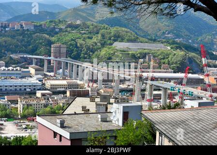 Les derniers travaux de reconstruction sur le nouveau pont routier (ex morandi) qui s'est effondré en août 2018 26 avril 2020 Gênes Italie Banque D'Images