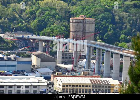 Les derniers travaux de reconstruction sur le nouveau pont routier (ex morandi) qui s'est effondré en août 2018 26 avril 2020 Gênes Italie Banque D'Images