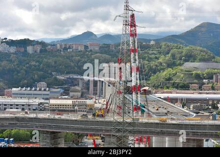 Les derniers travaux de reconstruction sur le nouveau pont routier (ex morandi) qui s'est effondré en août 2018 26 avril 2020 Gênes Italie Banque D'Images