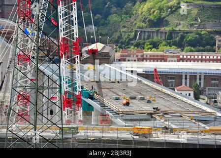 Les derniers travaux de reconstruction sur le nouveau pont routier (ex morandi) qui s'est effondré en août 2018 26 avril 2020 Gênes Italie Banque D'Images