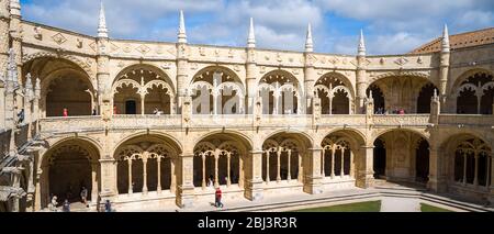 Les touristes passent les piliers en pierre et les cloître du célèbre monastère de Jeronimos - Mosteiro dos Jeronimos à Lisbonne, Portugal Banque D'Images