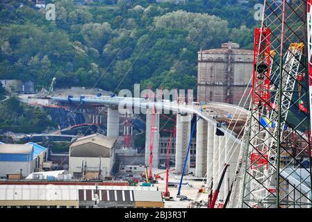 Les derniers travaux de reconstruction sur le nouveau pont routier (ex morandi) qui s'est effondré en août 2018 26 avril 2020 Gênes Italie Banque D'Images