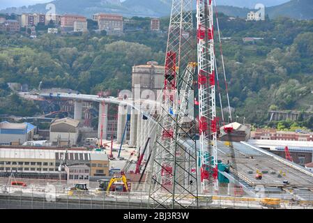 Les derniers travaux de reconstruction sur le nouveau pont routier (ex morandi) qui s'est effondré en août 2018 26 avril 2020 Gênes Italie Banque D'Images