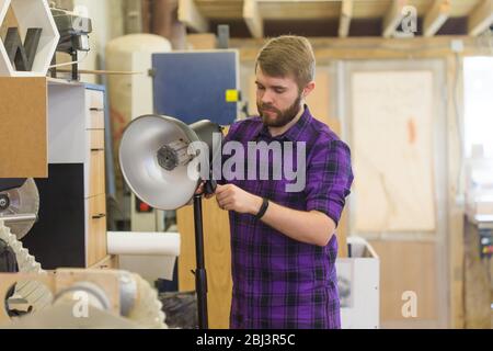 Equipement de production vidéo et d'éclairage - lampe à emporter homme. Banque D'Images