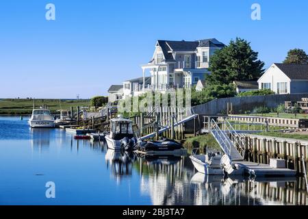 Charmante maison au bord de l'eau sur le canal à West Dennis sur Cape Cod dans le Massachusetts. Banque D'Images