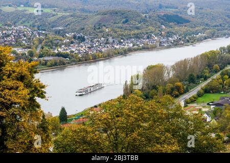 Château de Marksburg au-dessus du Rhin avec le croiseur de rivière Viking VE, Braubach, Rhénanie-Palatinat, Allemagne Banque D'Images