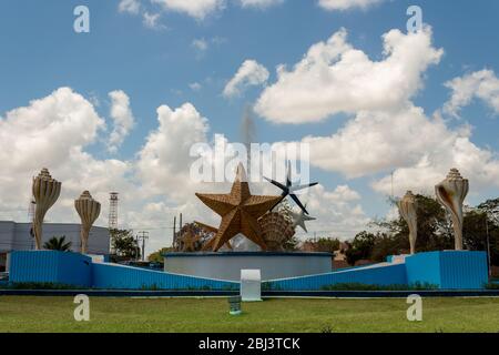 Cancun centre-ville Starfish et fontaine de Seashell. Lorraine Pinto a conçu 'Caribbean Fantasy' en 1994, situé sur le rond-point de Tulum au centre-ville Banque D'Images