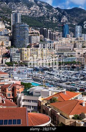 Paysage urbain et yachts amarrés à Port Hercule à Monaco. Banque D'Images