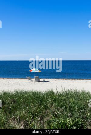 Parasol et chaises de plage sur West Dennis Beach au Cap Cod, dans le Massachusetts. Banque D'Images