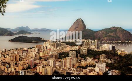 Vue panoramique sur la montagne de Sugarloaf et Rio de Janeiro, Brésil Banque D'Images