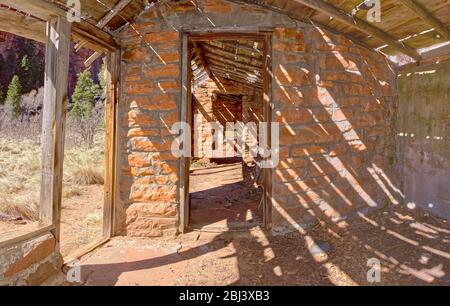 Vue intérieure de l'ancienne coop de poulet utilisée par le Mayhew Lodge au nord de Sedona. Le Lodge a brûlé en 1980 et a été laissé à la ruine. Banque D'Images