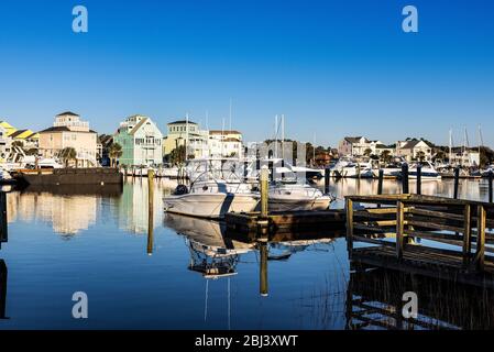 Maisons en bord de mer le long du canal à Carolina Beach en Caroline du Nord. Banque D'Images