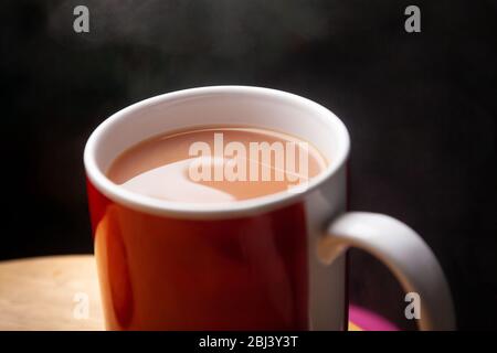 Vue rapprochée d'une partie d'un mug de thé chaud. Banque D'Images