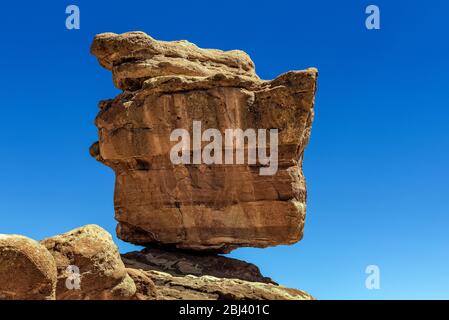 Un rocher équilibré dans le jardin du parc Gods. Banque D'Images