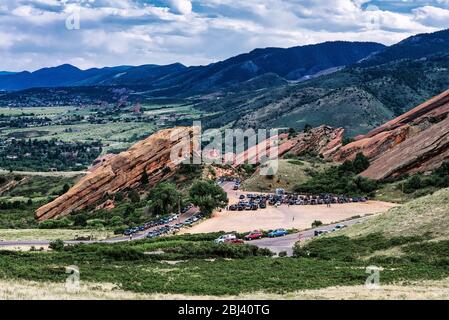 Amphithéâtre Red Rocks qui se remplit pour un concert en soirée. Banque D'Images