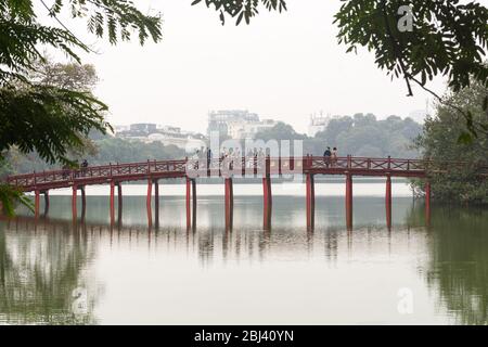 Pont de Hanoi Huc - Pont de Scarlet sur le lac Hoan Kiem à Hanoi, Vietnam, Asie du Sud-est. Banque D'Images