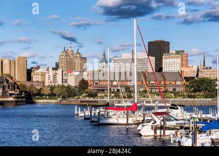 Basin Marina Park et les gratte-ciel de la ville de Buffalo. Banque D'Images