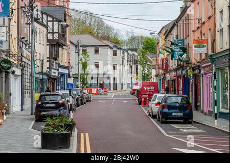 Skibbereen, West Cork, Irlande. 28 avril 2020. Skibbereen Main Street était tout sauf déserte aujourd'hui, avant le week-end de Bank Holiday. Crédit: AG News/Alay Live News Banque D'Images