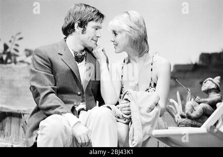 Tom Courtenay (Leonard), Cheryl Kennedy (Joan) à MAINTES REPRISES par Alan Ayckbourn au Comedy Theatre, Londres en 1972 conception: Alan Tagg Lighting: Mick Hughes réalisateur: Eric Thompson Banque D'Images