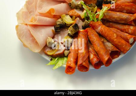 Une assiette froide préparée pour la fête avec chorizo tranché, jambon et saucisses, un ensemble de coupes froides Banque D'Images