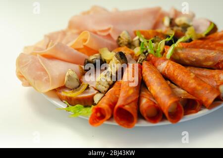 Une assiette froide préparée pour la fête avec chorizo tranché, jambon et saucisses, un ensemble de coupes froides Banque D'Images